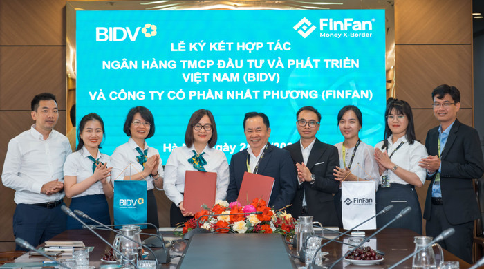 Đại diện BIDV và FinFan ký kết Biên bản ghi nhớ hợp tác. dai-dien-bidv-va-finfan-ky-ket-bien-ban-ghi-nho-hop-tac.jpg