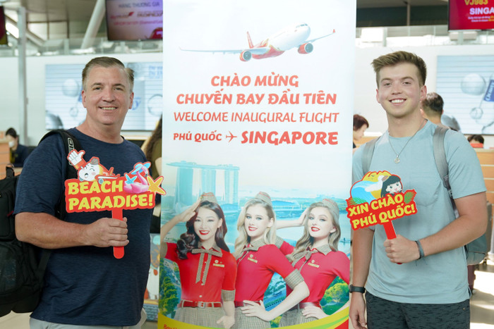 Những hành khách trên chuyến bay khai trương hào hứng trước giờ cất cánh. a6.jpg