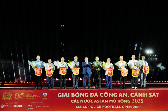 Lễ khai mạc, Thủ tướng Chính phủ Phạm Minh Chính và Bộ trưởng Bộ Công an Lương Tam Quang đã trao hoa, cờ lưu niệm cho 8 Trưởng đoàn các nước tham dự Giải. b2260361.png