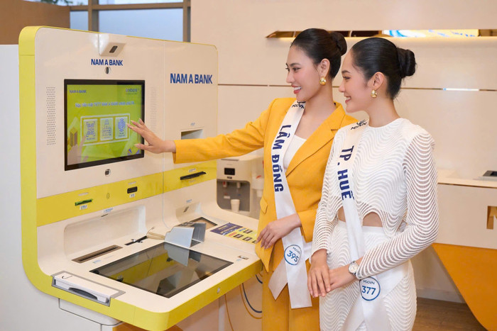 Trước đó, các thí sinh trải nghiệm không gian giao dịch tại Nam A Bank. hinh-3.jpg