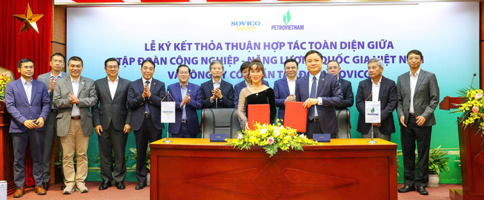 Tổng Giám đốc Petrovietnam Lê Ngọc Sơn và Chủ tịch Hội đồng quản trị SOVICO Nguyễn Thị Phương Thảo ký kết thỏa thuận hợp tác toàn diện. anh-3-15-3971.jpg