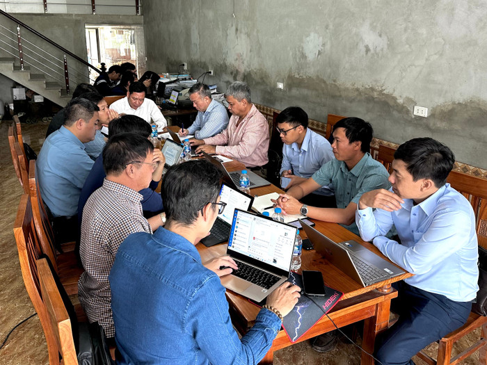 Đoàn công tác họp cùng các nhà thầu, đề xuất phương án xử lý vướng mắc tại dự án.