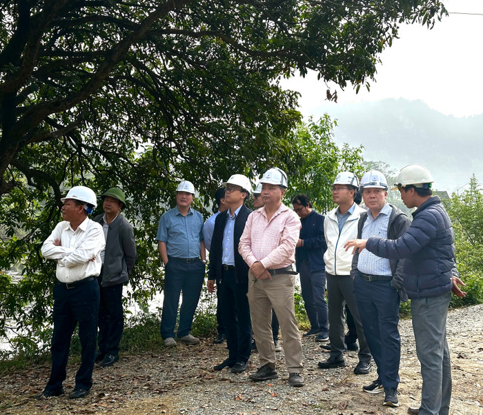 Phó Tổng giám đốc EVNNPT Hoàng Văn Tuyên, Giám đốc NPMB Nguyễn Khắc Nhân kiểm tra tiến độ Dự án tại VT103 - tuyến đường dây 220kV Nho Quan - Phủ Lý.