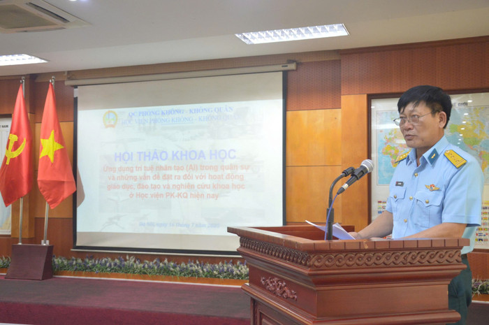 Đại tá Lê Công Thành - Phó Giám đốc Học viện Phòng không - Không quân phát biểu khai mạc Hội thảo. a1.jpg