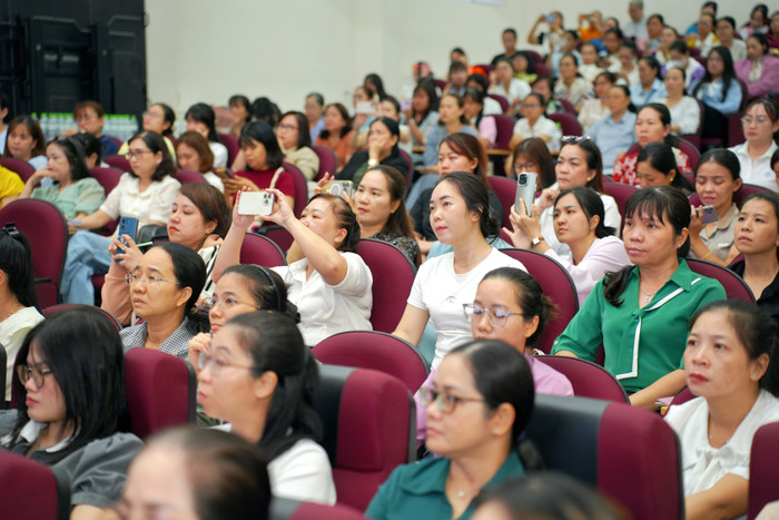 Hơn 250 thầy cô là cán bộ quản lý, giáo viên các trường mầm non tham dự hội thảo. img-4674.jpg