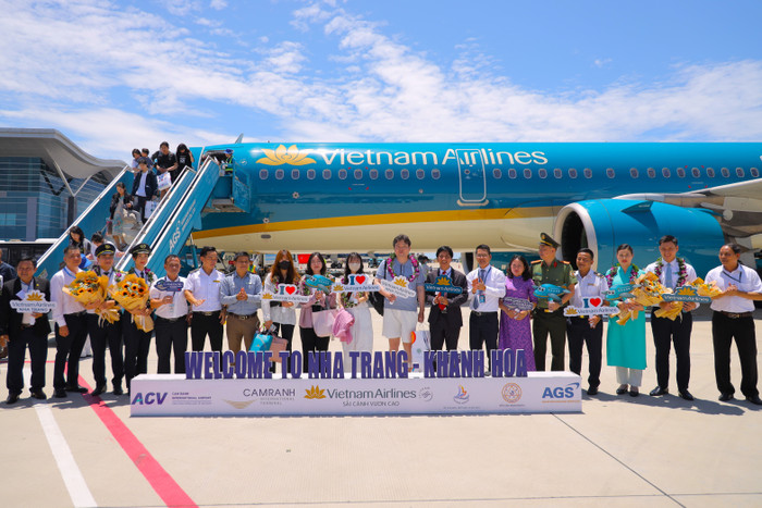 Các đại biểu và đại diện Vietnam Airlines tặng hoa, quà lưu niệm cho hành khách và tổ bay trên chuyến bay đầu tiên từ Busan đến Nha Trang tại Cảng Hàng không quốc tế Cam Ranh. cac-dai-bieu-va-dai-dien-vietnam-airlines-tang-hoa-qua-luu-niem-cho-hanh-khach-va-to-bay-tren-chuyen-bay-dau-tien-tu-busan-den-nha-trang-tai-cang-hang-khong-quoc-te-cam-ranh.jpg