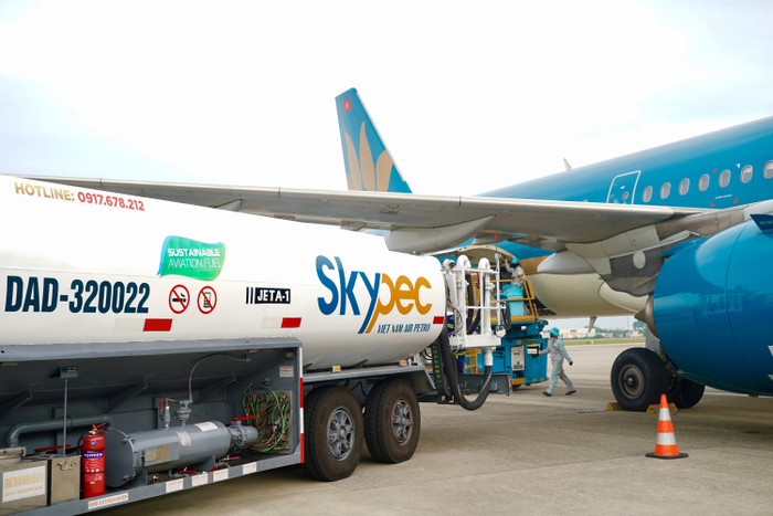 Xe bồn chứa nhiên liệu nhiên liệu hàng không bền vững (SAF) tiếp nhiên liệu cho máy bay Vietnam Airlines. xe-bon-chua-nhien-lieu-nhien-lieu-hang-khong-ben-vung-saf-tiep-nhien-lieu-cho-may-bay-vietnam-airlines.jpg