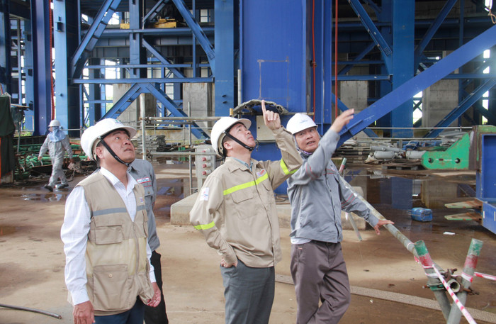 Ông Hà Đình Niên kiểm tra công trường, chỉ đạo công tác thi công lắp đặt thiết bị Lò hơi. a02-2.jpg