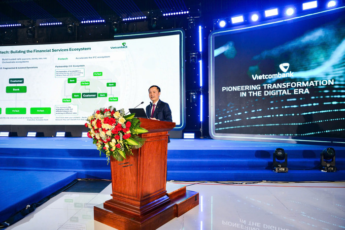 Ông Lê Hoàng Tùng - Phó Tổng Giám đốc Vietcombank trình bày tham luận tại sự kiện. 2025082-vcb-va-ubnd-tp-da-nang-hop-tac-phat-trien-dich-vu-tai-tt-tai-chinh-quoc-te-vn-4.jpg