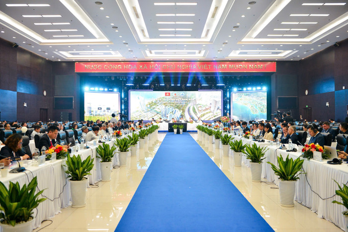 Toàn cảnh phiên toàn thể Diễn đàn tài chính thường niên Việt Nam năm 2025. 2025082-vcb-va-ubnd-tp-da-nang-hop-tac-phat-trien-dich-vu-tai-tt-tai-chinh-quoc-te-vn-5.jpg