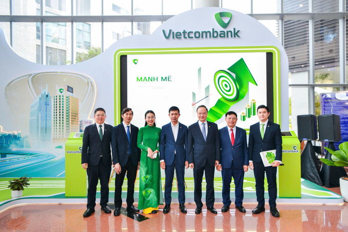 Ông Lê Quang Vinh - Tổng Giám đốc Vietcombank (thứ 3 từ phải sang) chụp ảnh lưu niệm cùng các đại biểu tại không gian Triển lãm Vietcombank. 2025082-vcb-va-ubnd-tp-da-nang-hop-tac-phat-trien-dich-vu-tai-tt-tai-chinh-quoc-te-vn-6.jpg