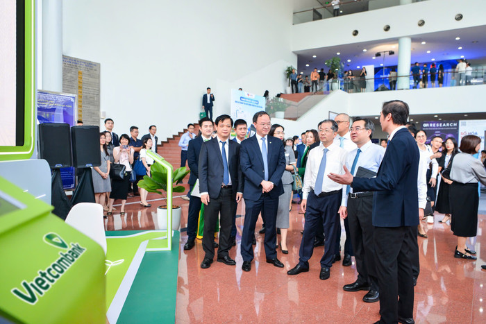 Ông Lê Quang Vinh - Tổng Giám đốc Vietcombank (hàng đầu tiên, thứ 2 từ trái sang) cùng ông Nguyễn Thanh Nghị - Ủy viên Ban Chấp hành Trung ương Đảng, Trưởng Ban Chính sách, chiến lược Trung ương (thứ 2 từ phải sang), ông Nguyễn Văn Quảng - Ủy viên Ban Chấp hành Trung ương Đảng, Bí thư Thành ủy Đà Nẵng (thứ 3 từ phải sang) và đoàn đại biểu Ban Chính sách, chiến lược Trung ương thăm không gian triển lãm của Vietcombank. 2025082-vcb-va-ubnd-tp-da-nang-hop-tac-phat-trien-dich-vu-tai-tt-tai-chinh-quoc-te-vn-2.jpg
