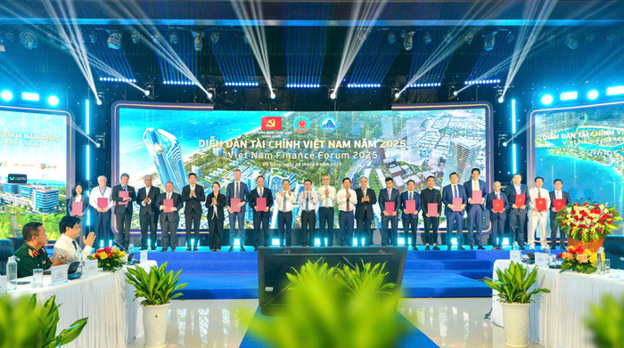 Toàn cảnh lễ trao biên bản ghi nhớ hợp tác của Ủy ban nhân dân Thành phố Đà Nẵng với Vietcombank và các đối tác. 2025082-vcb-va-ubnd-tp-da-nang-hop-tac-phat-trien-dich-vu-tai-tt-tai-chinh-quoc-te-vn-3.jpg