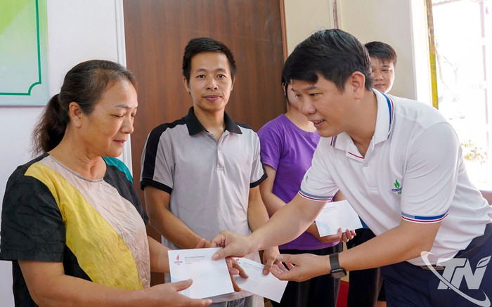 Đại diện Công ty Cổ phần Lọc hóa dầu Bình Sơn trao số tiền hỗ trợ đại diện phụ huynh học sinh Trường Mầm non Gia Sàng bị thiệt hại nặng nề của mưa lũ. Đại diện Công ty Cổ phần Lọc hóa dầu Bình Sơn trao số tiền hỗ trợ đại diện phụ huynh học sinh Trường Mầm non Gia Sàng bị thiệt hại nặng nề của mưa lũ.