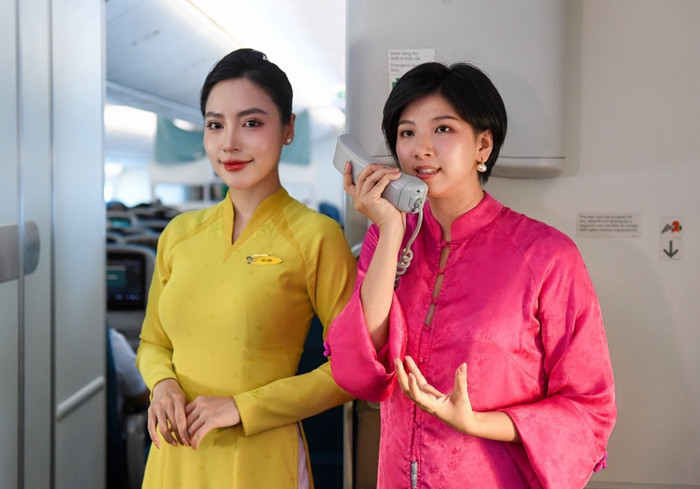 1-nghe-si-mui-huong-rei-nguyen-tro-chuyen-cung-hanh-khach-ke-lai-cau-chuyen-mui-huong-thuong-hieu-cua-vietnam-airlines.jpg