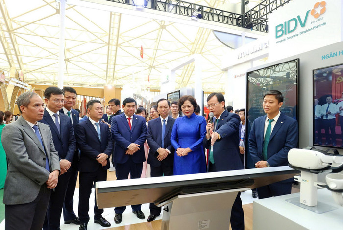 Đại diện BIDV giới thiệu các sản phẩm tài chính số tới Ban Lãnh đạo Ngân hàng Nhà nước Việt Nam tại gian trưng bày của BIDV. anh-03.jpg