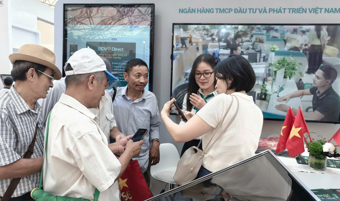 Cán bộ BIDV kịp thời hướng dẫn nhân dân liên kết tài khoản ngân hàng trên ứng dụng VneID để nhận quà từ Chính phủ. anh-05-lien-ket-tai-khoan.jpg