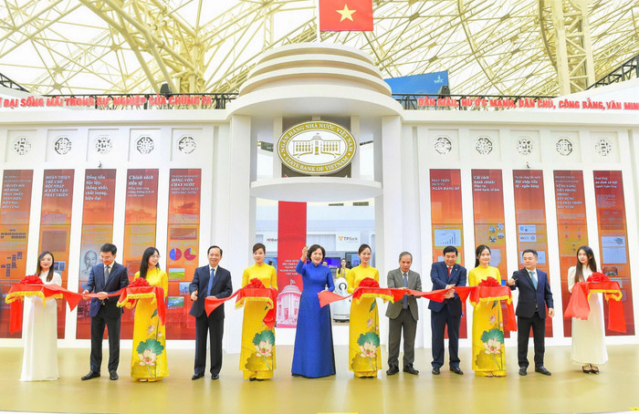 Thống đốc Ngân hàng Nhà nước Việt Nam Nguyễn Thị Hồng, Phó Thống đốc thường trực Đào Minh Tú cùng các Phó Thống đốc Đoàn Thái Sơn, Phạm Thanh Hà, Nguyễn Ngọc Cảnh và Chủ tịch Hội đồng quản trị BIDV Phan Đức Tú cắt băng khai trương gian triển lãm Ngân hàng Việt Nam. anh-01.jpg