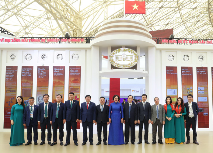 Các đồng chí lãnh đạo Đảng, Nhà nước, lãnh đạo Ngân hàng Nhà nước, lãnh đạo BIDV chụp ảnh lưu niệm tại Triển lãm. anh-02.jpg