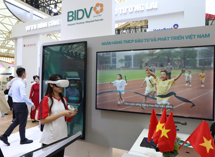 Gian trưng bày của BIDV kết hợp giữa yếu tố lịch sử và hiện đại, công nghệ và trải nghiệm thực tế. anh-06.jpg
