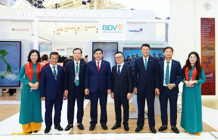 Đồng chí Lê Quốc Minh - Ủy viên Trung ương Đảng, Phó Trưởng Ban Tuyên Giáo và Dân vận Trung ương, Tổng Biên tập báo Nhân dân - tham quan gian trưng bày triển lãm của BIDV. anh-04.jpg