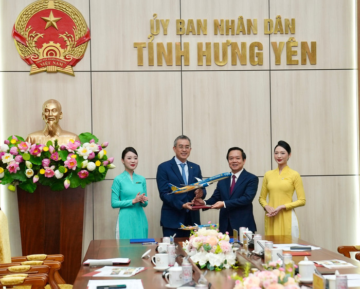 4-vietnam-airlines-trao-tang-mo-hinh-may-bay-boeing-787-10-cho-tinh-hung-yen-khang-dinh-tinh-than-gan-ket-va-hop-tac-lau-dai.jpg