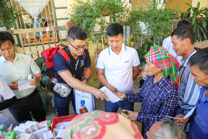 doan-cong-tac-truong-dh-nguyen-tat-thanh-phoi-hop-cung-cac-y-bac-si-benh-vien-thu-duc-kham-benh-cap-phat-thuoc-va-tu-van-suc-khoe-cho-nguoi-dan-xa-nam-bung-huyen-van-chan-yen-bai-duoi-su-ho-tro-cua-lanh-d.jpg