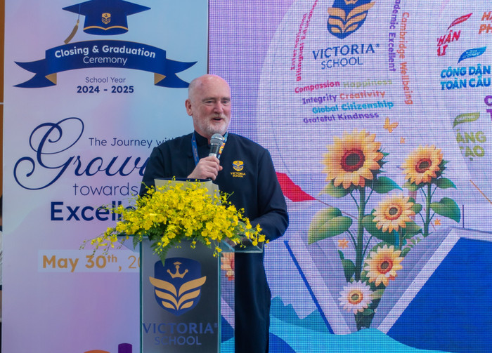 Thạc sĩ David Rynne - Tổng Hiệu trưởng Victoria School - Riverside phát biểu tại buổi lễ. 4-hieu-truong-rvs.jpg