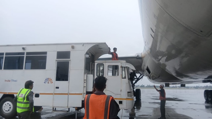 Xe cứu thương chuyên dụng tiếp cận và máy bay Vietnam Airlines để chuyển khách. xe-cuu-thuong-chuyen-dung-tiep-can-va-may-bay-vietnam-airlines-de-chuyen-khach.jpg