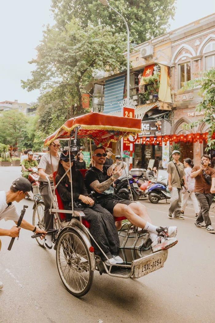 J Balvin chill chill phố phường Hà Nội trên xích lô (Ảnh: FBNV) a3.jpg