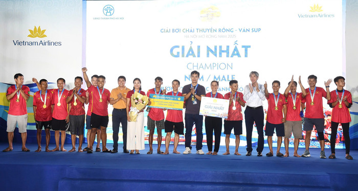 65-ban-to-chuc-trao-huy-chuong-va-phan-thuong-cho-cac-doi-dat-thanh-tich-cao-o-cac-noi-dung-dua-thuyen-rong.jpg