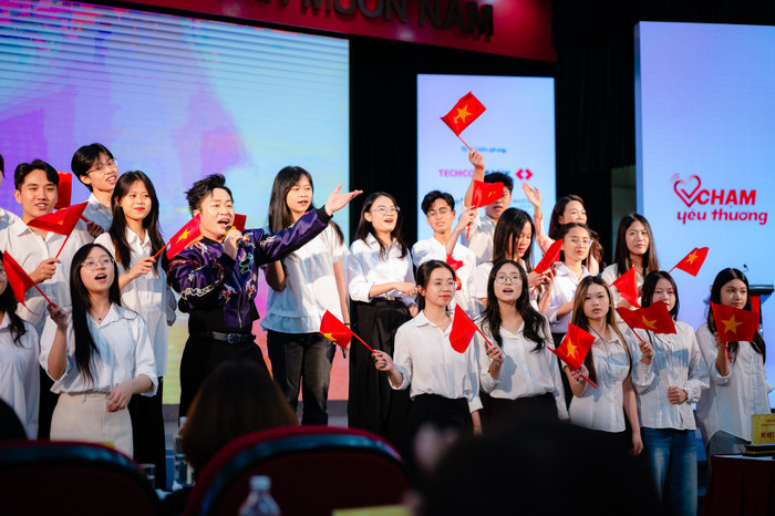 Đại sứ Quỹ Chạm Yêu Thương - Ca sỹ Tùng Dương giao lưu cùng tình nguyện viên tại Lễ ra mắt. dai-su-quy-cham-yeu-thuong-ca-sy-tung-duong-giao-luu-cung-tinh-nguyen-vien-tai-le-ra-mat.jpg