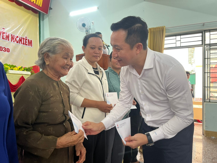 Phó Tổng Giám đốc BSR Phạm Minh Nghĩa tặng quà cho bà con nhân dân. Phó Tổng Giám đốc BSR Phạm Minh Nghĩa tặng quà cho bà con nhân dân.