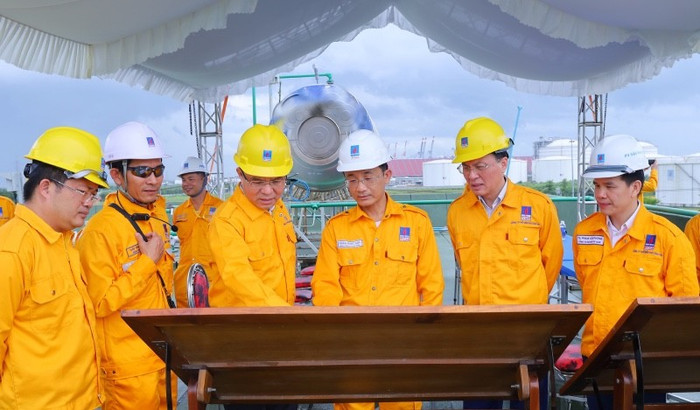Trong suốt 50 năm qua cùng với quyết tâm chính trị “Một đội ngũ – Một mục tiêu”, toàn thể Petrovietnam đã đoàn kết, chung lòng thực hiện hiệu quả quản trị biến động công cuộc tái tạo kép. anh-1-1.jpg