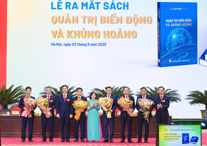 Các đồng chí trong Đoàn Chủ tịch Đại hội tặng hoa chúc mừng Tiến sĩ Lê Mạnh Hùng và tập thể các tác giả. anh-1.jpg