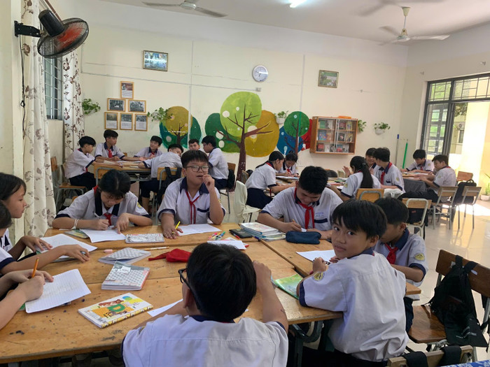 Mô hình “Gian hàng sách 0 đồng” đã truyền cảm hứng cho các bạn học sinh lớp 7A11 tại Trường Trung học cơ sở Nguyễn Thị Hương (huyện Nhà Bè, Thành phố Hồ Chí Minh). Mô hình “Gian hàng sách 0 đồng” đã truyền cảm hứng cho các bạn học sinh lớp 7A11 tại Trường Trung học cơ sở Nguyễn Thị Hương (huyện Nhà Bè, Thành phố Hồ Chí Minh).