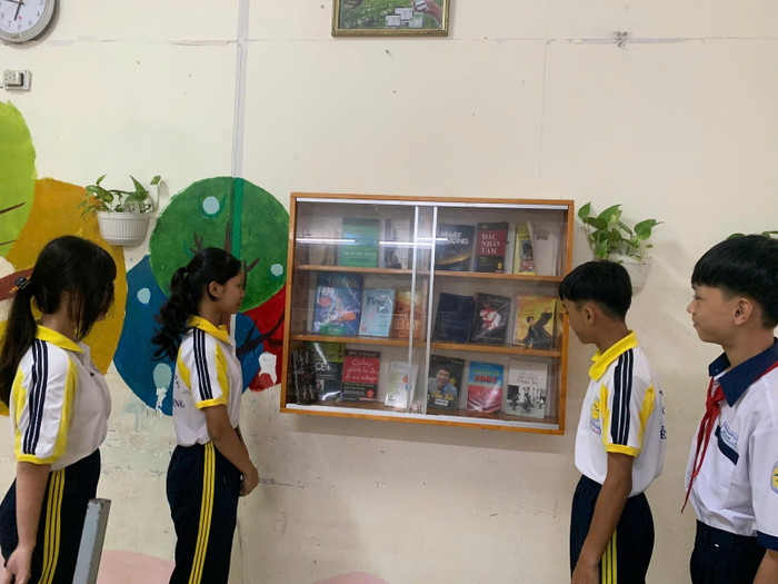 Tủ sách miễn phí tại lớp 7A11 Trường Trung học cơ sở Nguyễn Thị Hương (huyện Nhà Bè, Thành phố Hồ Chí Minh). Tủ sách miễn phí tại lớp 7A11 Trường Trung học cơ sở Nguyễn Thị Hương (huyện Nhà Bè, Thành phố Hồ Chí Minh).