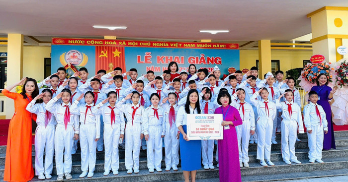 Ocean Edu đồng hành cùng lễ khai giảng tại các trường học và trao tặng những phần quà ý nghĩa. anh-thu-3-2-883.jpg