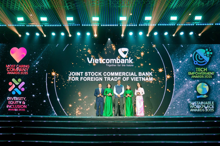 Đại diện lãnh đạo các đơn vị Vietcombank nhận giải đặc biệt từ Ban Tổ chức. anh-2-resize.jpg