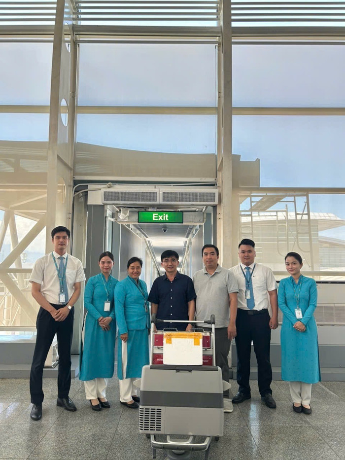 Đoàn bác sĩ Bệnh viện Trung ương Huế trước khi lên chuyến bay VN168 từ Đà Nẵng ra Hà Nội. doan-bac-si-bv-tw-hue-truoc-khi-len-chuyen-bay-vn168-tu-da-nang-ra-ha-noipeg.jpg