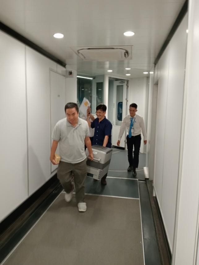 Đoàn bác sĩ và hộp bảo quản tạng được Vietnam Airlines hỗ trợ di chuyển nhanh chóng trong cầu hành khách sau khi hạ cánh tại Huế. doan-bac-si-va-hop-bao-quan-tang-duoc-vietnam-airlines-ho-tro-di-chuyen-nhanh-chong-trong-cau-hanh-khach-sau-khi-ha-canh-tai-hue.jpg