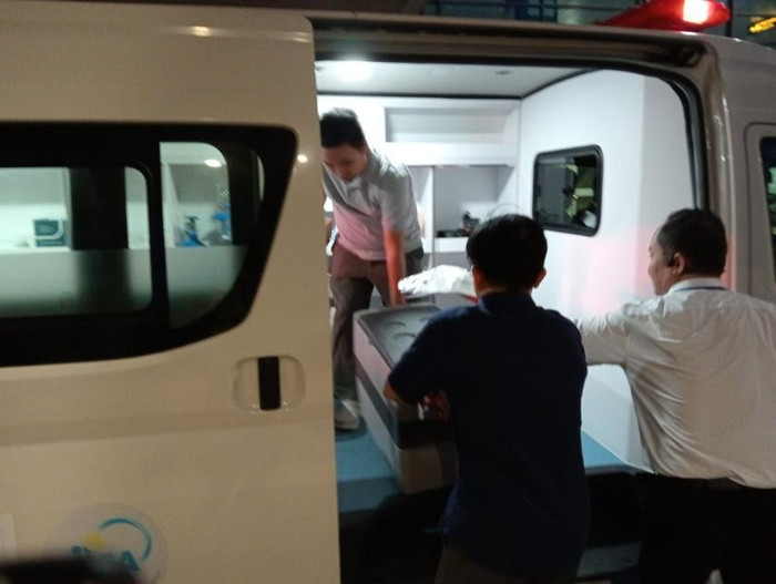 Đoàn bác sĩ và hộp bảo quản tạng được Vietnam Airlines hỗ trợ vận chuyển lên xe cứu thương nhanh chóng sau khi hạ cánh tại Huế. doan-bac-si-va-hop-bao-quan-tang-duoc-vietnam-airlines-ho-tro-van-chuyen-len-xe-cuu-thuong-nhanh-chong-sau-khi-ha-canh-tai-hue.jpg