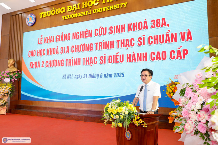 Phó Giáo sư Tiến sĩ Nguyễn Hoàng – Phó Bí thư Đảng ủy, Hiệu trưởng Trường Đại học Thương mại phát biểu tại buổi lễ. 1-61.jpg