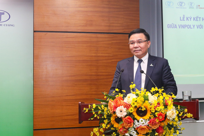 Chủ tịch Hội đồng thành viên Petrovietnam Lê Mạnh Hùng: Sự hợp tác giữa VNPOLY và các đơn vị trực thuộc của VINATEX để cùng nâng cao khả năng cạnh tranh của các bên trên thị trường trong nước cũng như quốc tế. a3-64.jpg