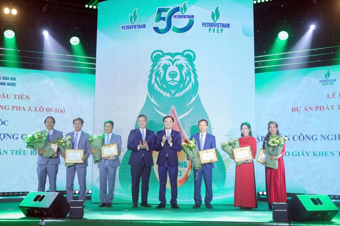 Tổng giám đốc Petrovietnam Lê Ngọc Sơn và Phó Tổng giám đốc Lê Mạnh Cường trao tặng bằng khen cho các cá nhân xuất sắc. anh-7.jpg