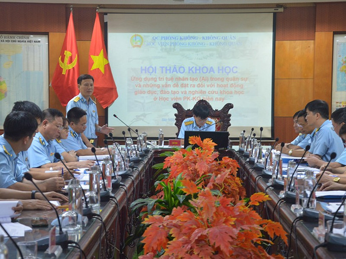 Đại tá, Tiến sĩ Nguyễn Phúc Hải - Giám đốc Học viện Phòng không - Không quân phát biểu tại hội thảo. 2.jpg