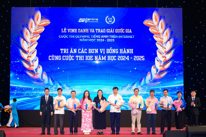 Tri ân các đơn vị đồng hành góp phần phát triển cuộc thi IOE. 7.jpg