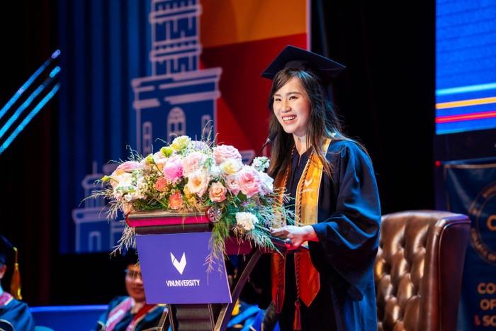Tân khoa Phan Hữu Hoàng Gia Bảo, Viện Kinh doanh Quản trị đại diện sinh viên khóa 2 phát biểu trong ngày lễ trọng đại. anh-7.jpg