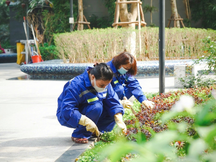 Nhân viên TNPM đang chăm sóc cảnh quan trong khu đô thị. anh-2-25.jpg