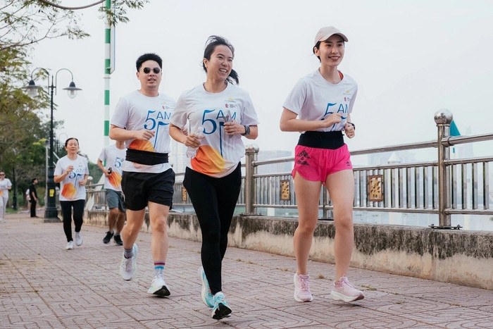 Các hoạt động thể thao, chạy bộ, nuôi dưỡng sức khỏe thể chất ngày càng được giới trẻ quan tâm. cac-hoat-dong-the-thao-chay-bo-nuoi-duong-suc-khoe-the-chat-ngay-cang-duoc-gioi-tre-quan-tam.jpg